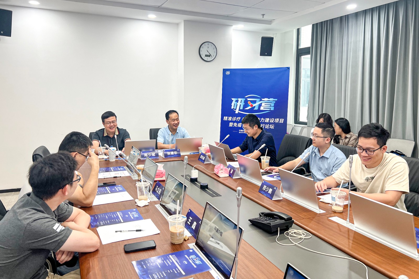 讨论交流中.jpg