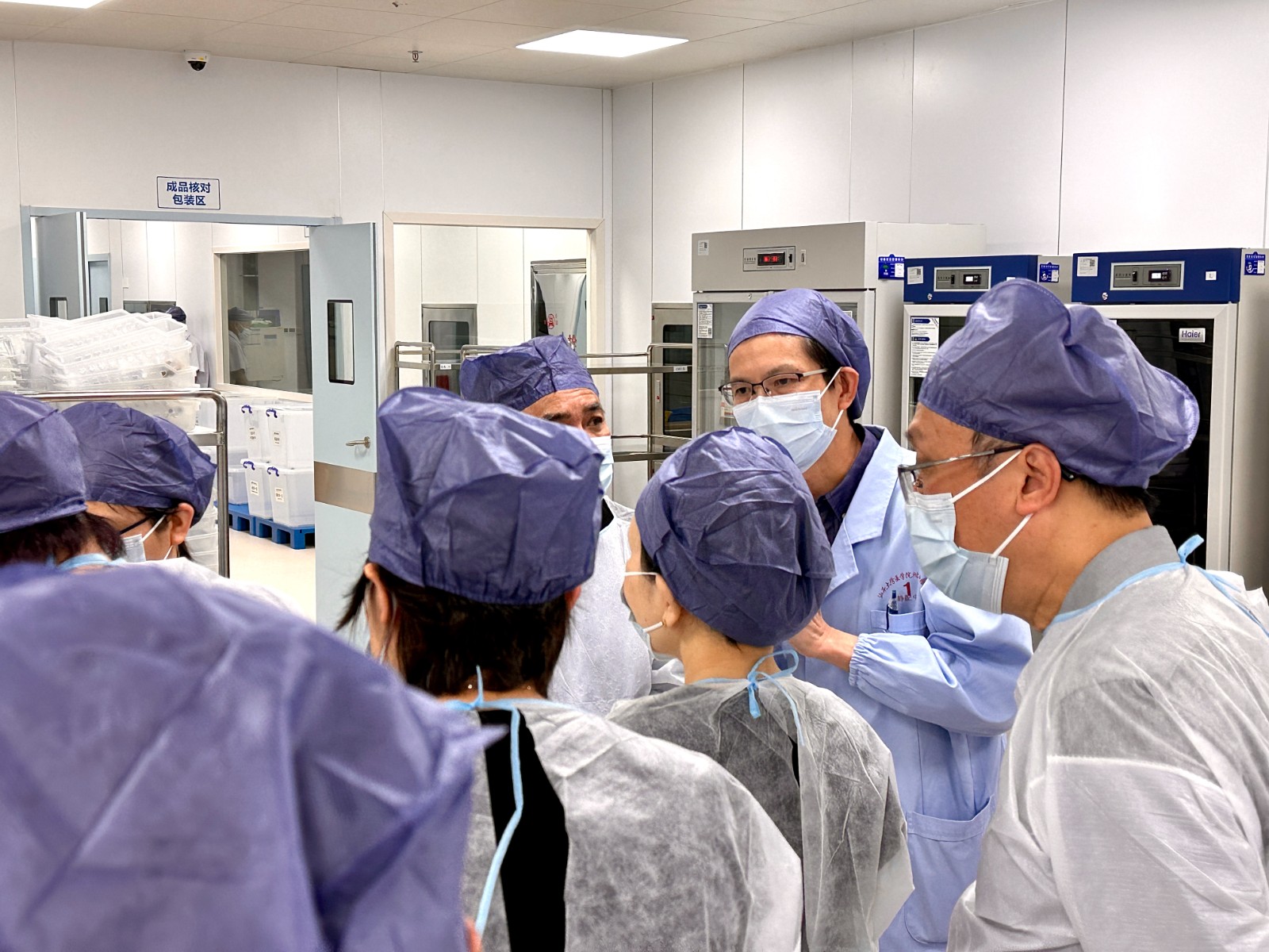 6.3 静脉用药调配中心.JPG