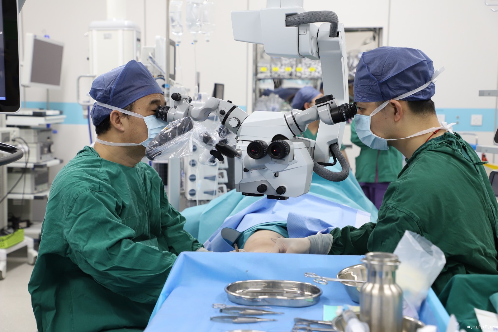 手术中的彭汉伟（左 ）.jpg